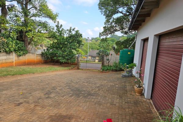 Fairview property offering two homes plus pool on large stand of 2 780 sq.m.
A few steps away from Empangeni High School and shops. ...