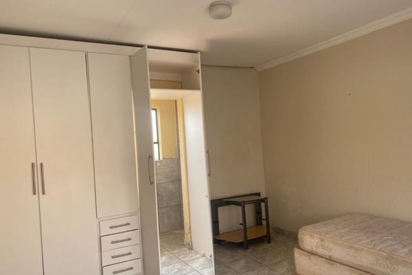 A Bachelor Flatlet for RENTAL in SILVERTON available immediately 

Bachelor

Including:
- Shower
- Basin
- Toilet 
- ...