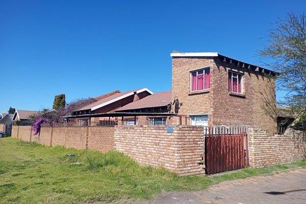 A town house is for sale in Witbank Ext 5. It offers two bedrooms , one bathroom , one open plan living area and one open plan kitchen ...