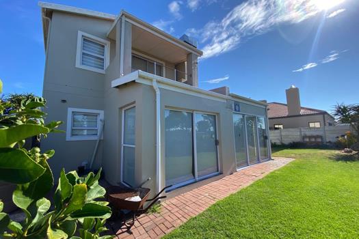 4 Bedroom House for sale in Port Owen