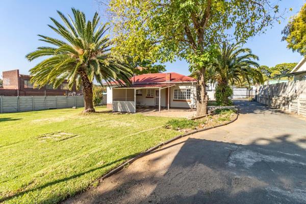 Open-plan kitchen (with space for a breakfast nook/small dining area), big lounge (with fireplace). 

3 spacious bedrooms and modern ...