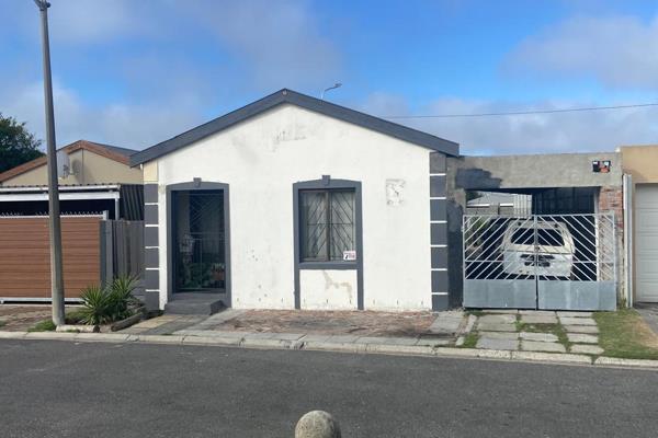 3 bedroom house with built in cupboards, fitted kitchen, lounge, dining room and bathroom as well as Enclosed carport. This house is ...