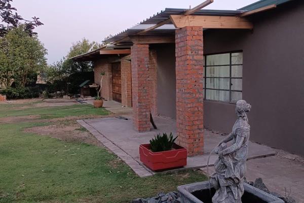 •	Escape the hustle and bustle of city life and discover this breathtaking small holding just a 15-minute drive from Bloemfontein ...