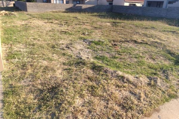 Get this stand in a very beautiful and secure complex in Savanna Falls in Waterkloof.

This land is 455 meters squared in size and can ...