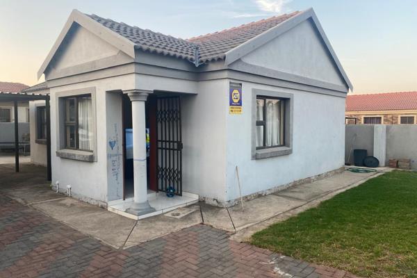 A 3 bedroom home for sale at Rethabile Gardens. Property got wall with electric fence and moto gate. Modern kitchen unit.


Make ...