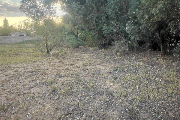 Smallholding for sale in Vaalview.  Lovely big and vacant.  No fences.  This is your dream come true and buy  the land as an investment ...