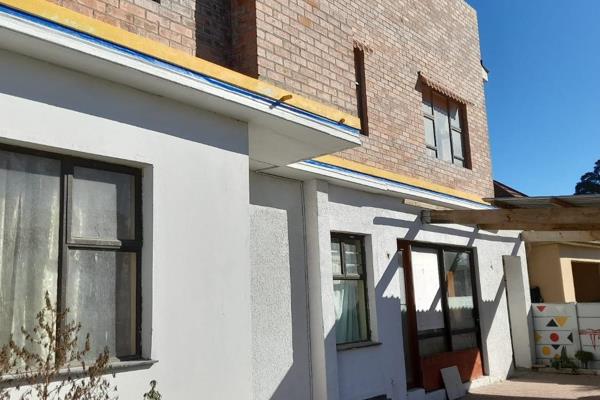 Dual use property can be used for commercial and residential purposes.
Potential Rental Income approximately R60 000.
Double-Storey ...