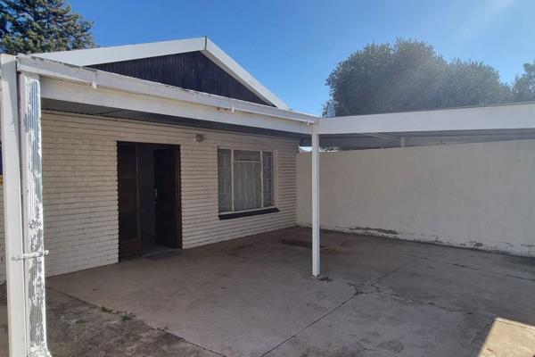 A spacious one bedroom cottage with a lounge and small kitchen to rent in Hadison Park. ...