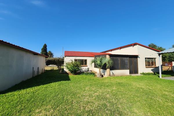 3 Bedrooms 
1 Bathroom with a basin and shower
Separate Toilet
Lovely Kitchen
Lounge
Dining door
Small yard 
Carport for 4 ...