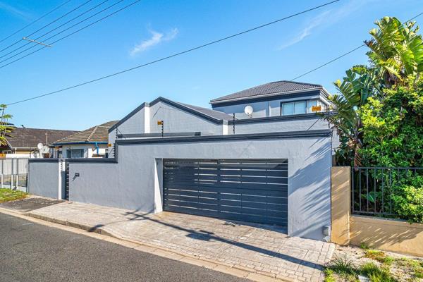 A modern double storey luxury home with the wow factors.
6 bedrooms, 3 upstairs and 3 downstairs. 
Lounge with cladded feature wall ...