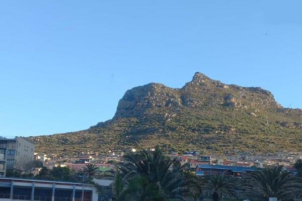 Zoning: Agricultural
Size: 10 hectares (ha)
Adjacent to: Table Mountain Nature Reserve
This prime property sits atop the mountain ...