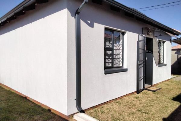 This beautiful 2 bedroom house is located in Protea Glen Ext 43. The house has a spacious 150 square meter yard, perfect for relaxation ...