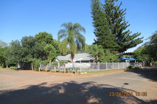 This 6 bedroom 5 bathroom  property lends itself to the certain possibility of a guest house situated on a corner 1482 m2 stand with ...