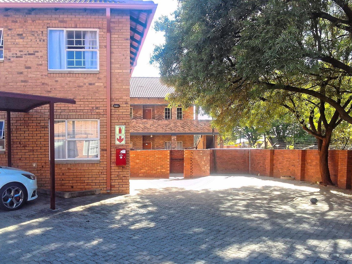 2 Bedroom Townhouse for sale in Silverton P24114463287