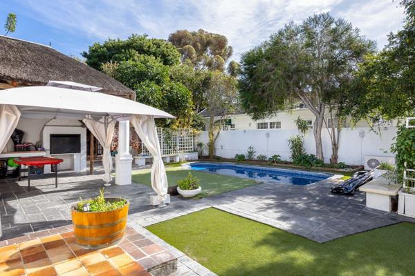 Located in Constantia Rural you are greeted by one of the original farm houses.
With architecture from Sir Herbert Baker the property ...