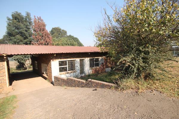 1km+- gravel road to town 
Very specious and quite flat 
Consisting off:
2x bedrooms with built-in cupboards plus 1 full ...