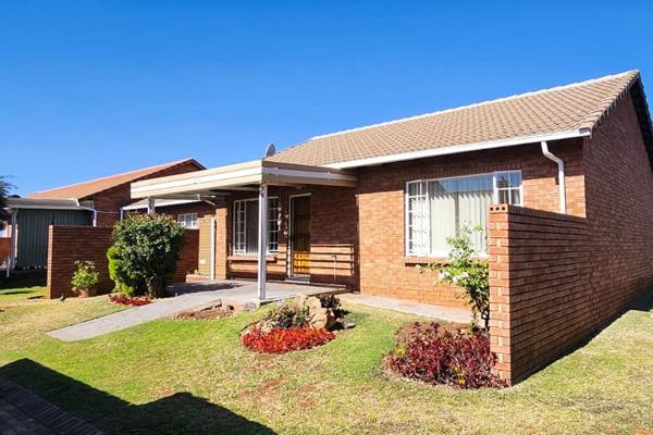 Welcome to your new home in this beautiful and established Retirement Village located in the popular suburb of Die Hoewes situated in ...