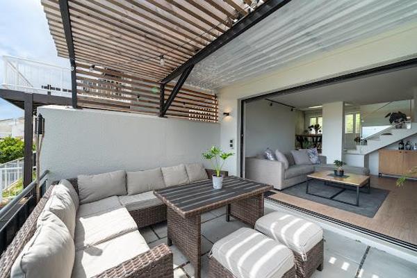 Welcome a modern oasis at the foot of Table Mountain in Vredehoek, Cape Town. 

This stylish and comfortable 2-bedroom + 1-study ...