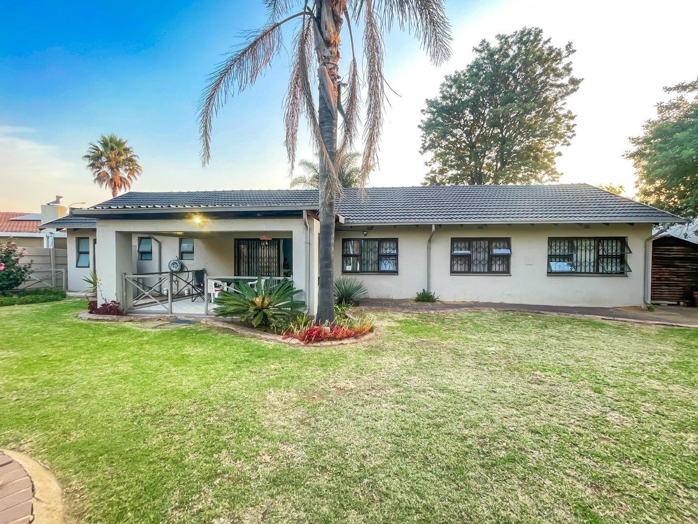 4 Bedroom House for sale in Farrarmere P24114465213