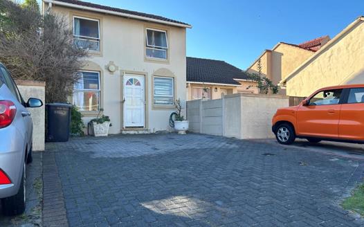 2 Bedroom House for sale in Muizenberg