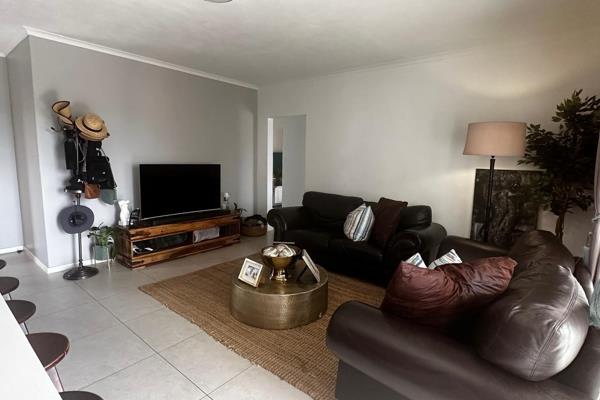 2 Bedroom Apartment in a Secure Estate.
Main bedroom has an En-suite bathroom
2 Bathrooms
Lounge
Dinning area
Kitchen
Veranda with a ...