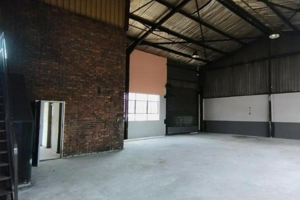 Located in Rosslyn, Gauteng, Pretoria, this 218 sqm mini warehouse with an integrated ...