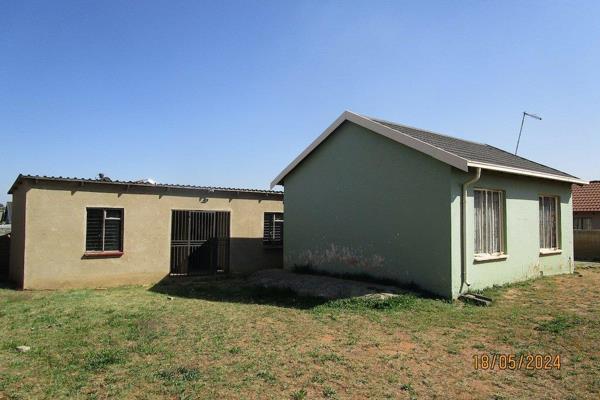 Here is a pan handle case of a two bedroom house in a good area in Daveyton. Gated and walled here is a beginner&#39;s dream. The main ...