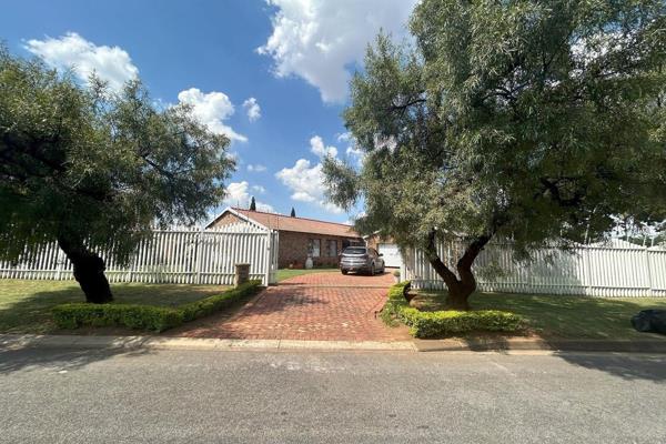 Introducing a charming single-storey home located in the sought-after and secure cul-de-sac of Sunward Park. Designed with comfortable ...