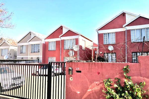 CHARMING TWO BEDROOM, ONE BATHROOM TOWNHOUSE | PREPAID ELECTRICITY | ONE PARKING

Why to Buy?

- Two spacious bedrooms each equipped ...