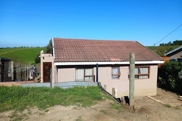 DUAL MANDATE: This property in Touwsranten, Hoekwil offers three bedrooms.  Main bedroom ...