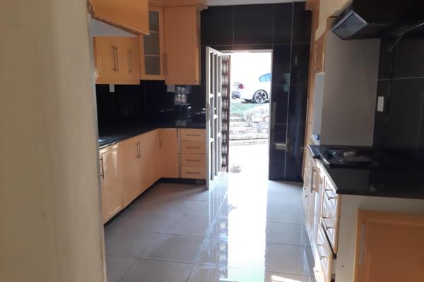 Nestled in a quiet cul a sac in Umzinto, you will discover this well priced and maintained house. Built on 929sqm of land, this 3 ...