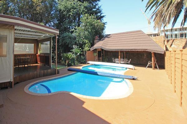 Doringkloof

3 bedrooms
2 modern bathrooms
guest toilet
kitchen, gas stove
laundry room
study
entertainment room with built in bar ...