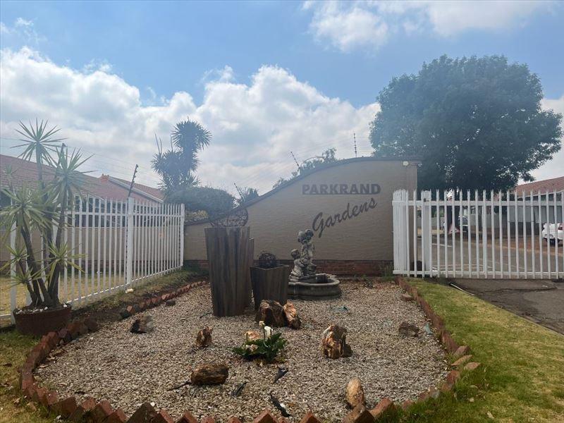 3 Bedroom Townhouse for sale in Parkrand 84 Parkrand Gardens ,36