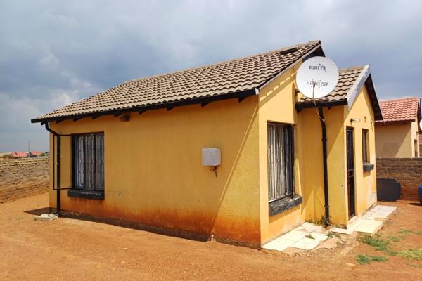 This corner home consists of 2 beds, an open plan lounge and kitchen.
Separate toilet and bath.
Hurry!