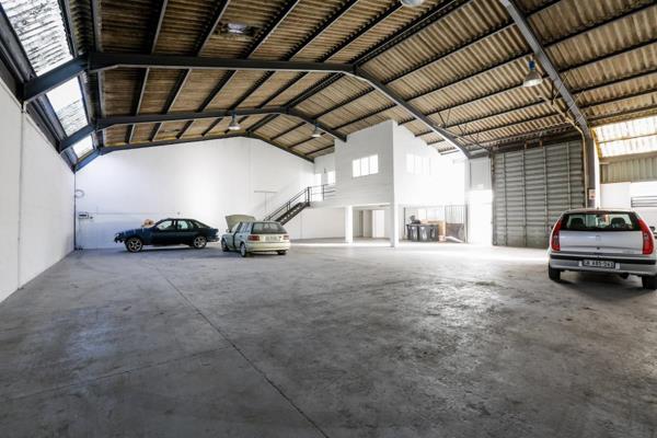 This 437m2 warehouse unit, priced at R78/m2, offers a spacious and functional layout. ...