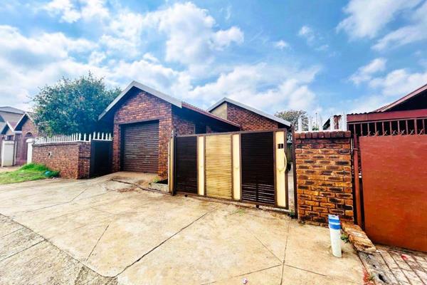 Discover this well-built, affordably priced 3-bedroom home nestled in the preferred area of Vosloorus. Boasting a garage and fully ...