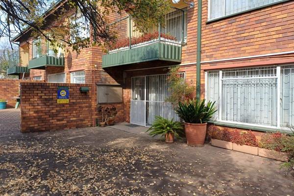 Sole mandate: exclusively marketed by Aida Heidelberg. This two bedroom double story flat is situated in Heidelberg Central literally ...