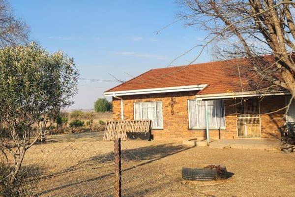 Spacious property available on a large plot, featuring a comfortable 3-bedroom house with a tiled roof. The home includes a single ...