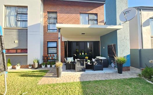 3 Bedroom Townhouse for sale in Rooihuiskraal North