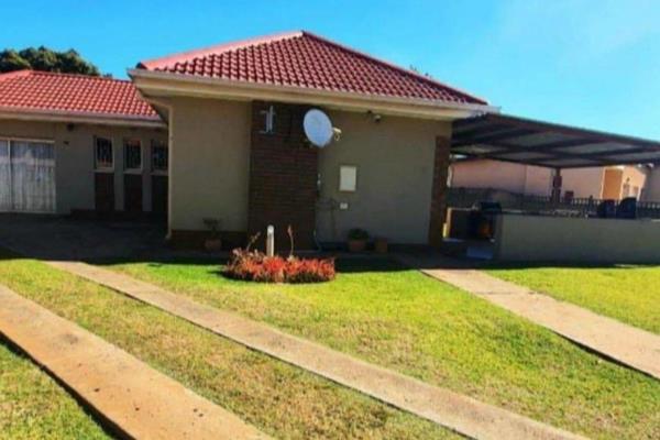 This charming property in Soland Park, Vereeniging offers a spacious layout ideal for families. The house features three cozy bedrooms ...