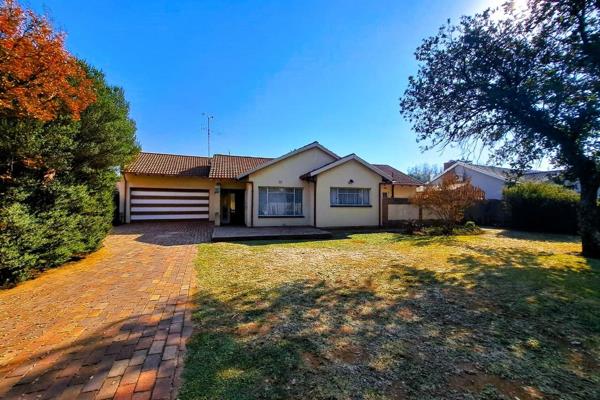 Discover this beautifully renovated family home in the serene neighborhood of Sonlandpark. This charming house has been newly painted ...