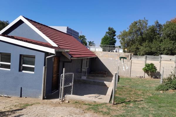 Fully renovated two bedroom cottage with own private garden. On top of that. Don’t worry about loadshedding. The cottage is on solar to ...