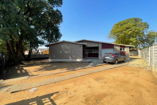 3 bedrooms
1 bathroom
Lounge
Kitchen
Own yard
Pets allowed
Single garage
Back room with toilet
Water included up to R300
Rent ...