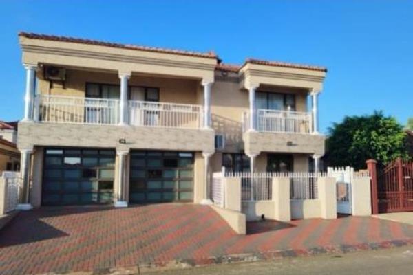 Enjoy a 4 bedroom double storey property with two bedrooms en suite.Fully fitted modern kitchen boasting a lounge and dining room and ...