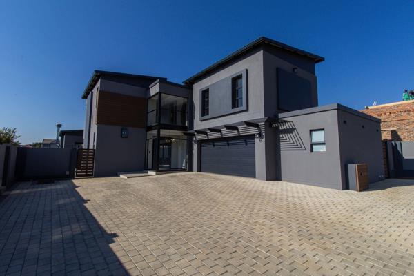 Newly built home!

Main bedroom with ensuite, free standing tub
3 Bedrooms all ensuite
All ensuites with framelesss showers
2 Bedrooms ...