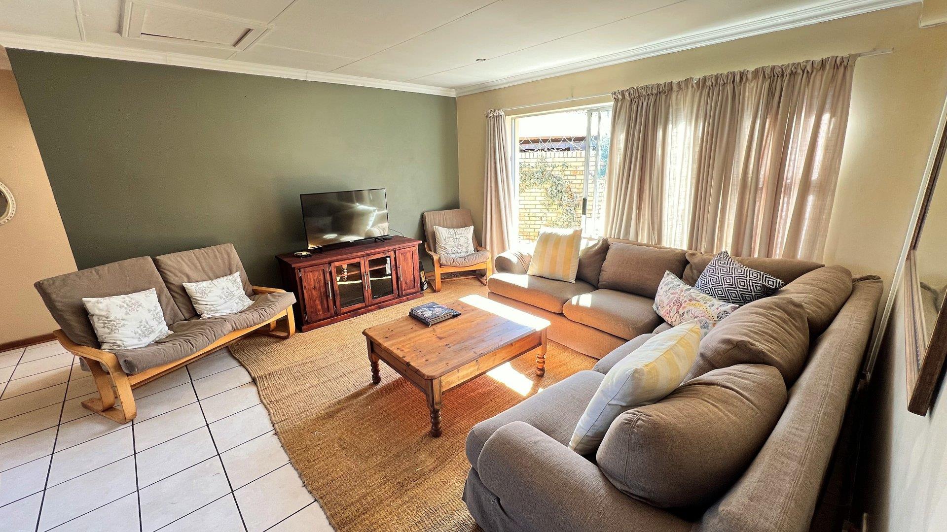 3 Bedroom House for sale in Langenhovenpark - 55a Topsy Smith - P24 ...