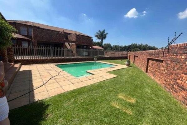 2 Bedroom Townhouse For Sale in Florentia, Alberton 

Lock-up and go! 

BUYING POINTS:- 

* Two well sized bedrooms with built in ...