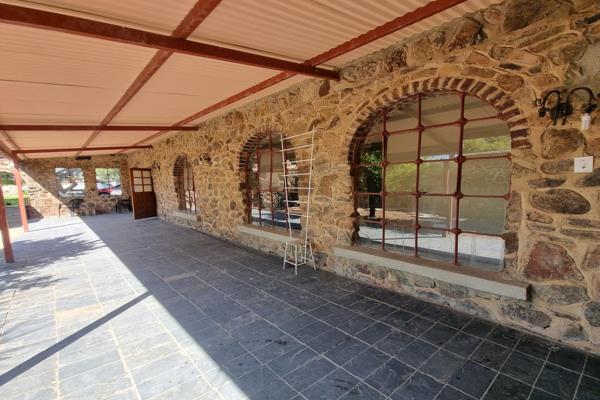 Well located next to road between 
Lichtenburg and Mafikeng
Ideal for livestock and grain farm
This property offers
144ha farm
9 ...