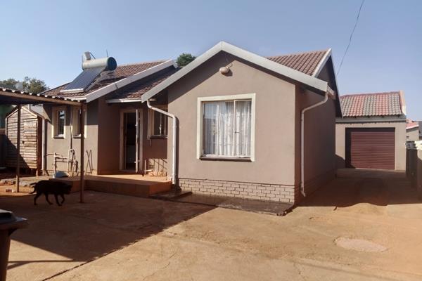 A LOVELY, CLEAN AND NEAT HOME FOR SALE IN LAWLEY EXT 1

* 3 bedrooms, beautifully tiled with attractive Built in Cupboards
* Kitchen ...