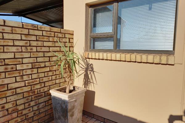 Lovely Bachelor&#39;s Flat with Separate Entrance to Rent.
Modern with a clean and spotless minimalist look. Fully furnished with water ...